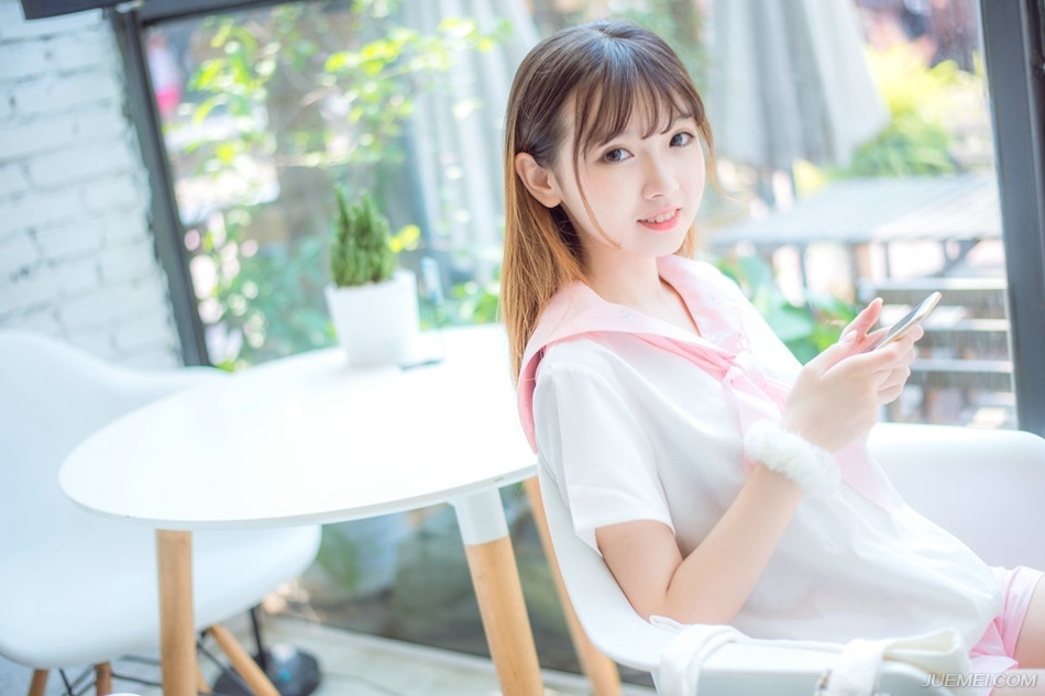 一个真正的朋友会握着你的手，触动你的心。